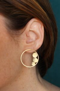 boucles d oreilles femme anneau dore or fin 24 carats motif dentelle leonie et france lookbook 2