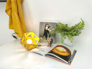 petite lampe a poser design origami original jaune moutarde leonie et france eshop de createurs