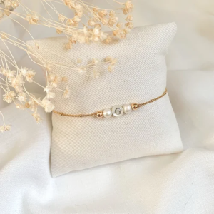 bracelet lettre prenom personnalisable a personnaliser or fin 24 carats perle nacre idee cadeau original femme fille leonie et france eshop de createurs