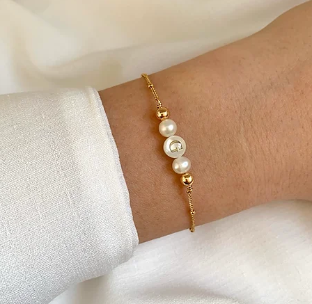bracelet lettre prenom personnalisable a personnaliser or fin 24 carats perle nacre idee cadeau original femme fille leonie et france eshop