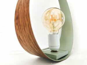 lampe a poser design bois vert amande luminaire original pour chevet leonie et france eshop de createurs