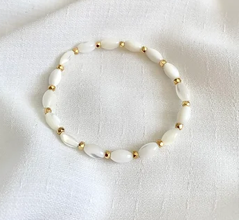 bracelet elastique fille femme perle de nacre blanche perle doree leonie et france boutique mode de createurs min