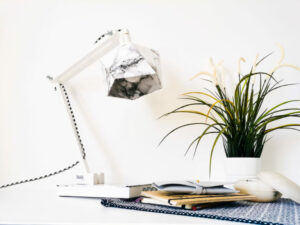 lampe de bureau marbre design loft industriel noir blanc bois origami leonie et france eshop de createur
