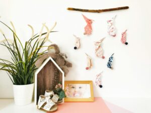 mobile enfant avec lapins roses origami decoration murale chambre enfant leonie et france boutique en ligne decorations min