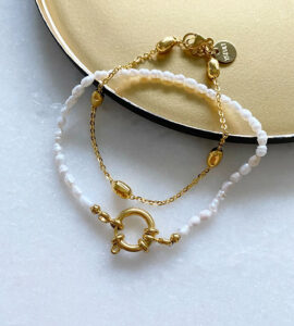 bracelet femme perles blanches en nacre fermoir bouee dore leonie et france eshop de createurs