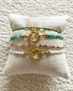 bracelet femme perles turquoise et nacre blanche fermoir bouee dore leonie et france boutique de createurs francais