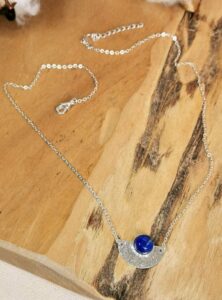 collier court femme medaille texturee martelee pierre fine bleu lapis lazuli leonie et france eshop de createurs francais mini
