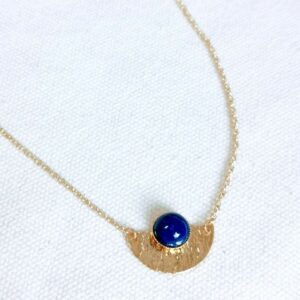 collier femme or pendentif texture et pierre fine bleue lapis lazuli idee cadeau pour femme bijou de createur leonie et france boutique de createurs francais mini