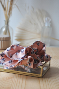 accessoire cheveux chouchou elastique soyeux rose petites fleurs leonie et france boutique de creations artisanales francaise mode