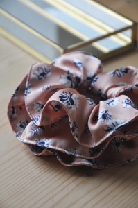 accessoire cheveux chouchou elastique soyeux rose petites fleurs leonie et france boutique de creations artisanales francaises