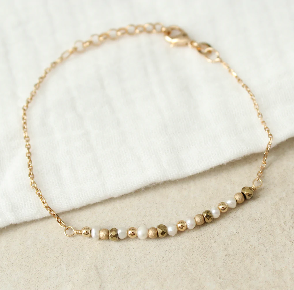 bracelet femme chaine plaque or perles nacrees et perles dorees idee cadeau pour femme leonie et france boutique de createurs mode et maison