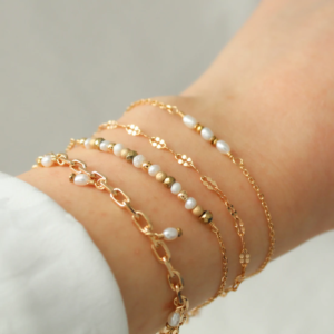 bracelet femme chaine plaque or perles nacrees et perles dorees idee de cadeau pour femme leonie et france boutique de createurs francais mode et maison