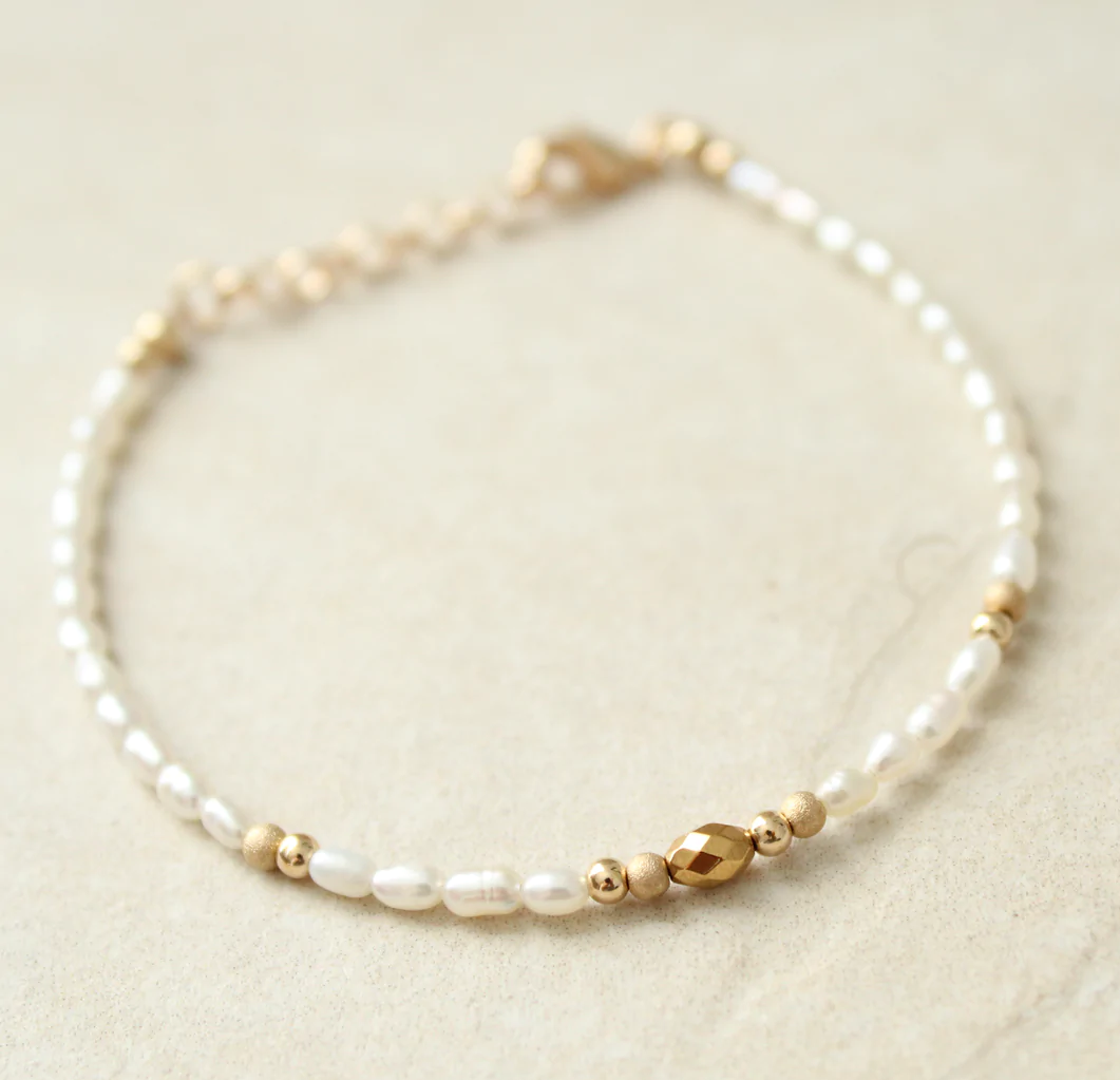 bracelet femme perles blanches perles d eau douce fermoir plaque or idee de cadeau pour femme leonie et france eshop mode et maison createurs francais