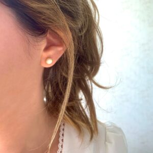 boucles d oreilles puces nacre blanche idee cadeau original pour femme leonie et france eshop de createurs