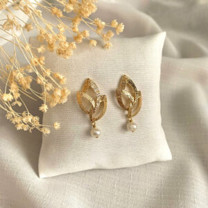 boucles d'oreilles femme or pendantes longues forme fleur perle de nacre idee cadeau original leonie et france bijou de createur francais