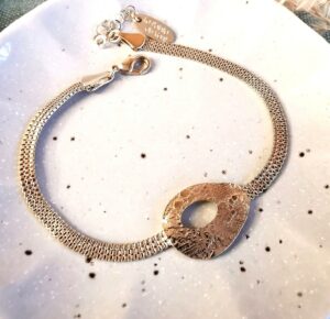 bracelet maille souple or pour femme pendentif ovale motif dentelle idee cadeau originale leonie et france eshop de createurs francais mode