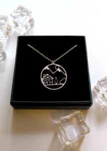 collier argent pendentif rond chalet montagne idee cadeau originale pour femme leonie et france eshop de createurs bijoux fait main