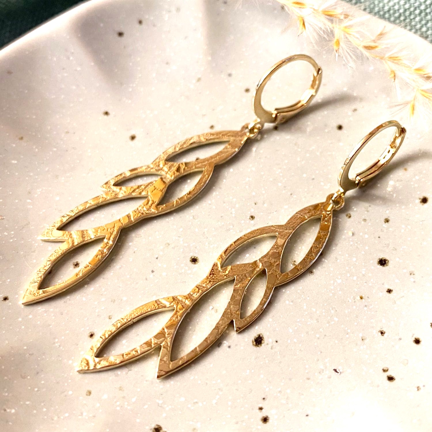 boucles d oreilles en or longues pendantes feuilles dentelle ancienne idee cadeau original pour femme bijoux de createur leonie et france eshop d artisans createur francais