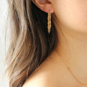 boucles d oreilles longues pendantes chaines torsadees en or idee cadeau original pour femme leonie et france eshop de bijoux de createurs francais