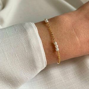 bracelet chaine perle nacre blanche idee cadeau pour femme bijou de createur leonie et france eshop de createurs francais