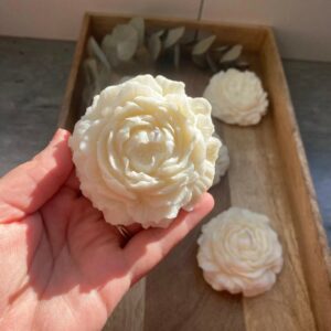 bougie artisanale forme fleur rose blanche idee cadeau original leonie et france eshop de createurs francais maison decoration