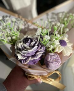 bouquet fleurs blanches violettes bougie cire idee cadeau original pour femme leonie et france eshop de createurs francais maison decoration