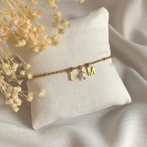 bracelet femme fine chaine perle de culture lettre personnalisable idee cadeau original leonie et france eshop de bijoux de createurs francais