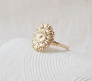 bague anneau martelee fleur or bijou de createur pour femme idee cadeau original unique leonie et france eshop de createurs francais