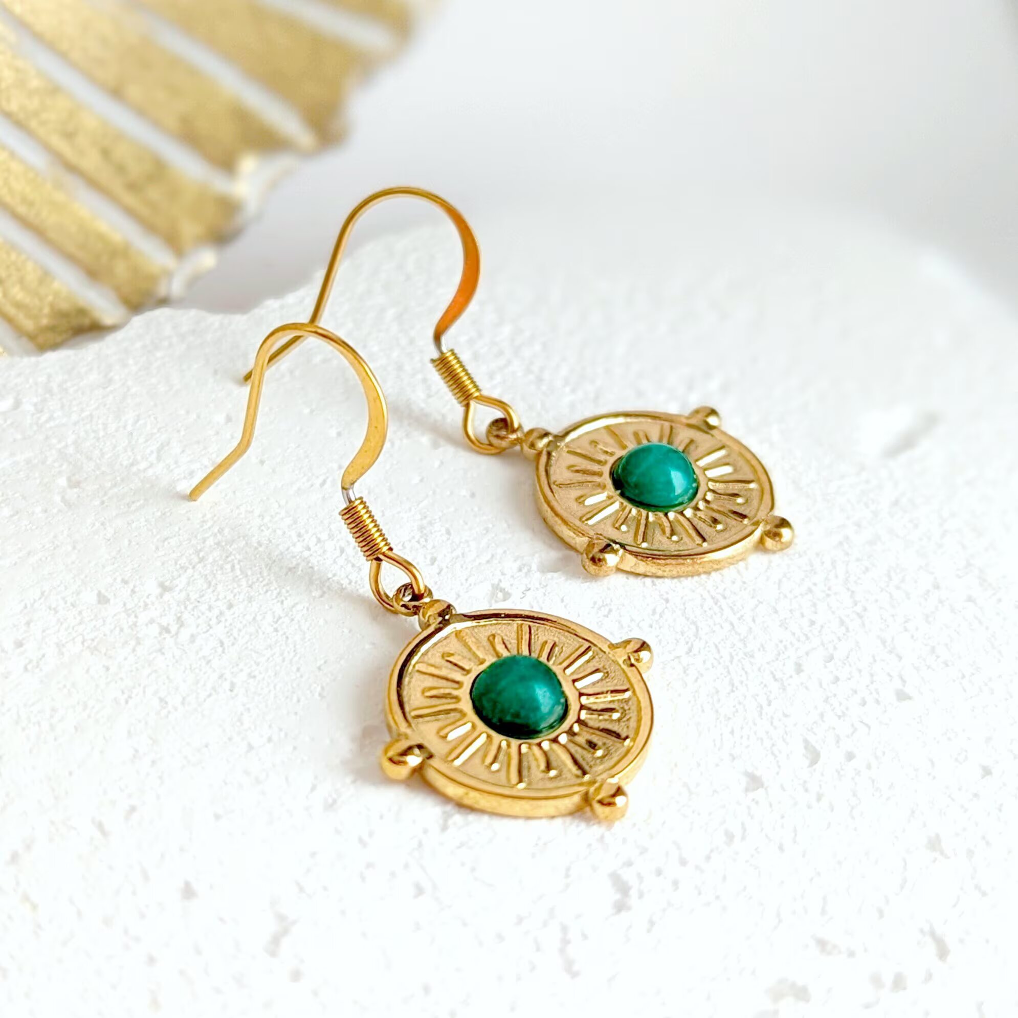 boucles d oreilles femme or longues medaille tendance pierre naturelle verte leonie et france eshop de bijoux de createurs francais