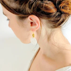 boucles d oreilles longues fleur resine blanche idee cadeau original leonie et france eshop de bijou de createur francais