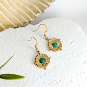 boucles d oreilles longues medaille striee pierre fine verte leonie et france eshop de bijou de createur francais