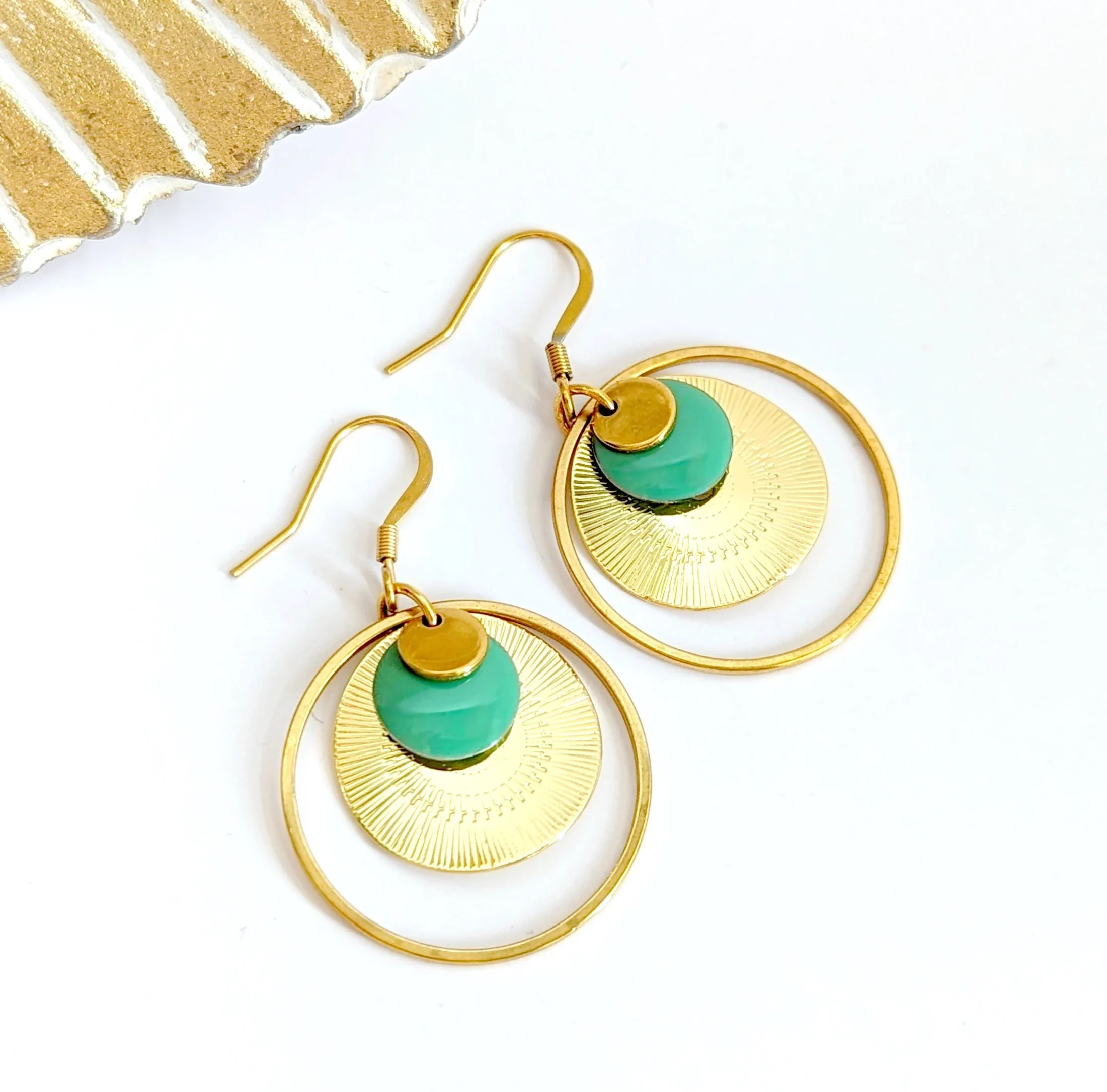 boucles d oreilles longues pendantes anneau pastille striee or vert d eau style boho leonie et france eshop de bijoux de createurs francais