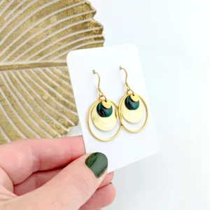 boucles d oreilles or longues pastille striee sequin vert fonce idee cadeau pour femmes leonie et france eshop de bijou de createur francais