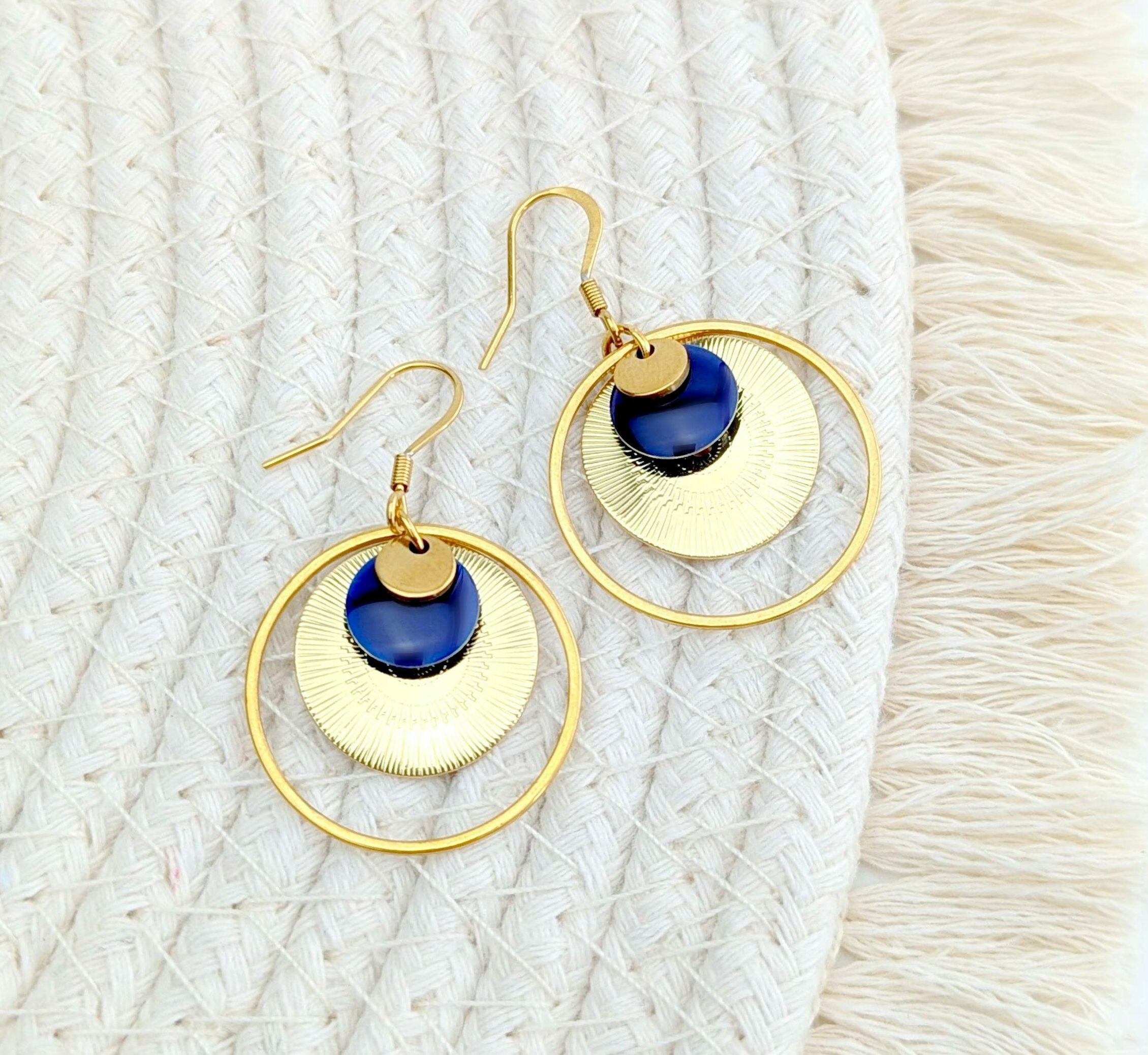 boucles d oreilles pastille striee sequin bleu idee cadeau original pour femme leonie et france shop de createurs francais