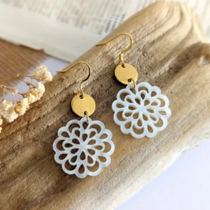 boucles d oreilles pendantes femme or fleur resine blanche leonie et france eshop de bijoux de createurs francais