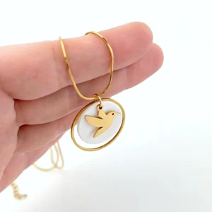 collier chaine or pendentif blanc colibri idee cadeau original pour femme leonie et france esjop de bijoux de createurs francais