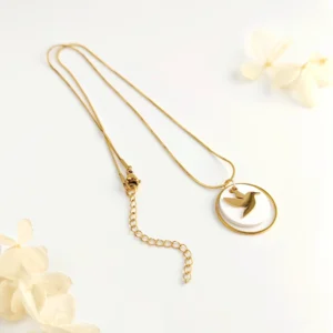 collier chaine or pendentif blanc colibri idee cadeau original pour femmes leonie et france esjop de bijoux de createurs francais