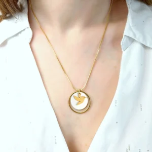 collier chaine or pendentif colibri idee cadeau original pour femmes leonie et france esjop de bijou de createur francais