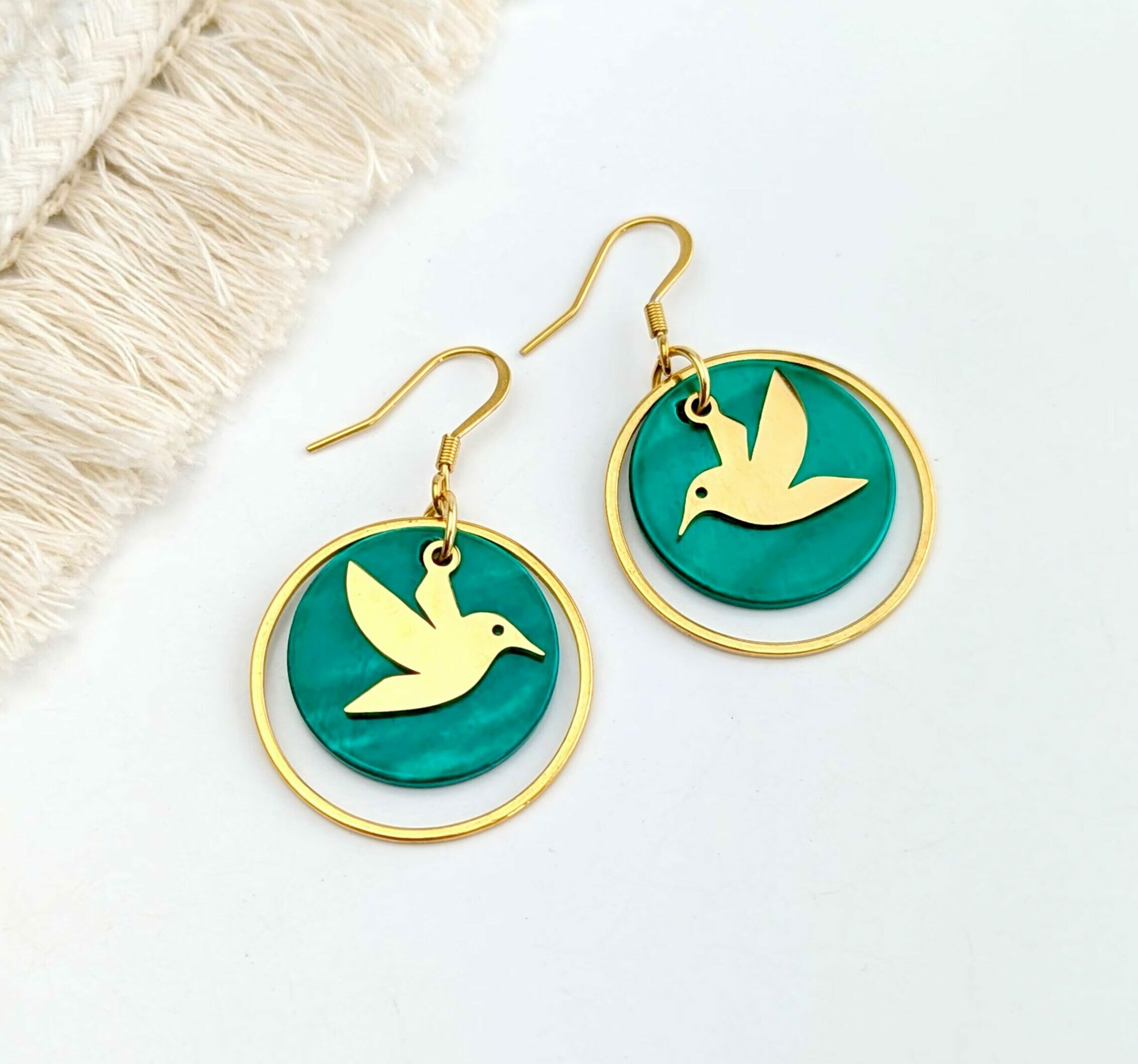 boucles d oreilles pendantes anneau lisse pastille nacre vert emeraude colibri leonie et france eshop de bijoux de createurs francais