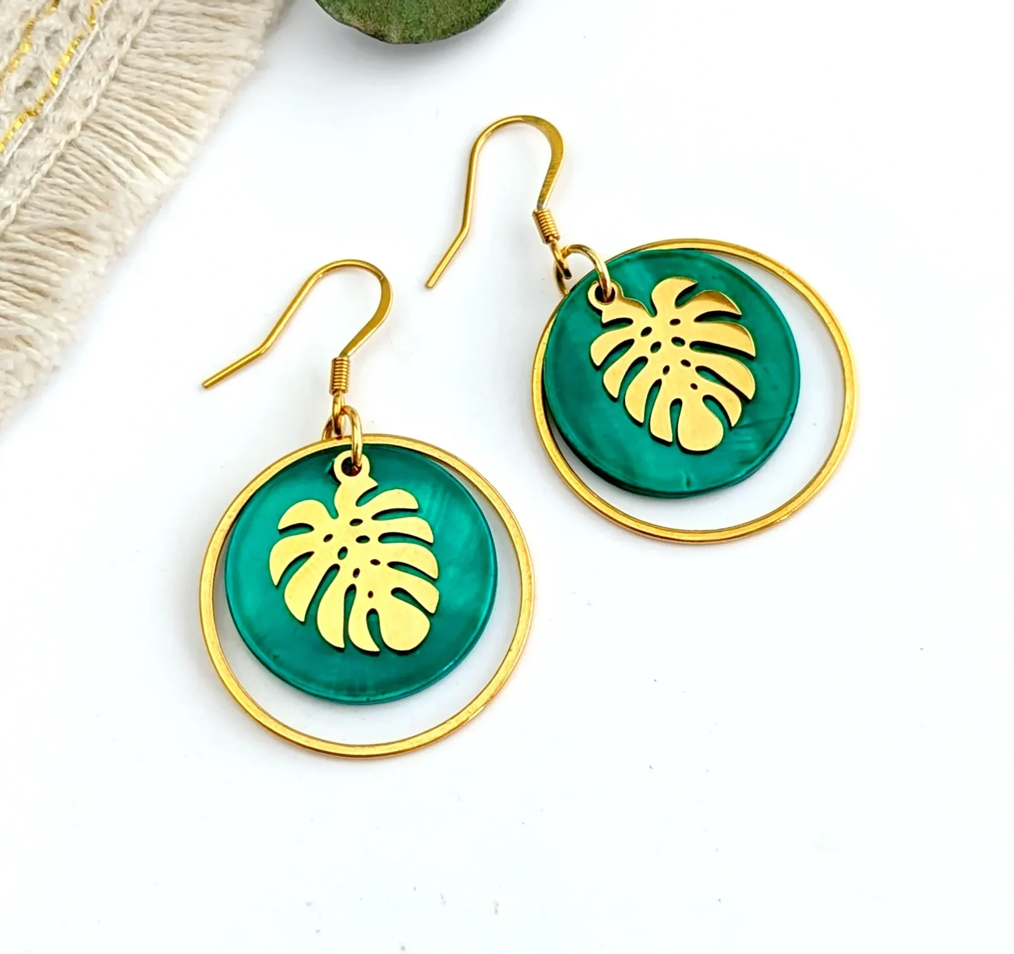 boucles d oreilles femme pendantes or pastille verte feuille monstera leonie et france eshop de bijou de createur francais