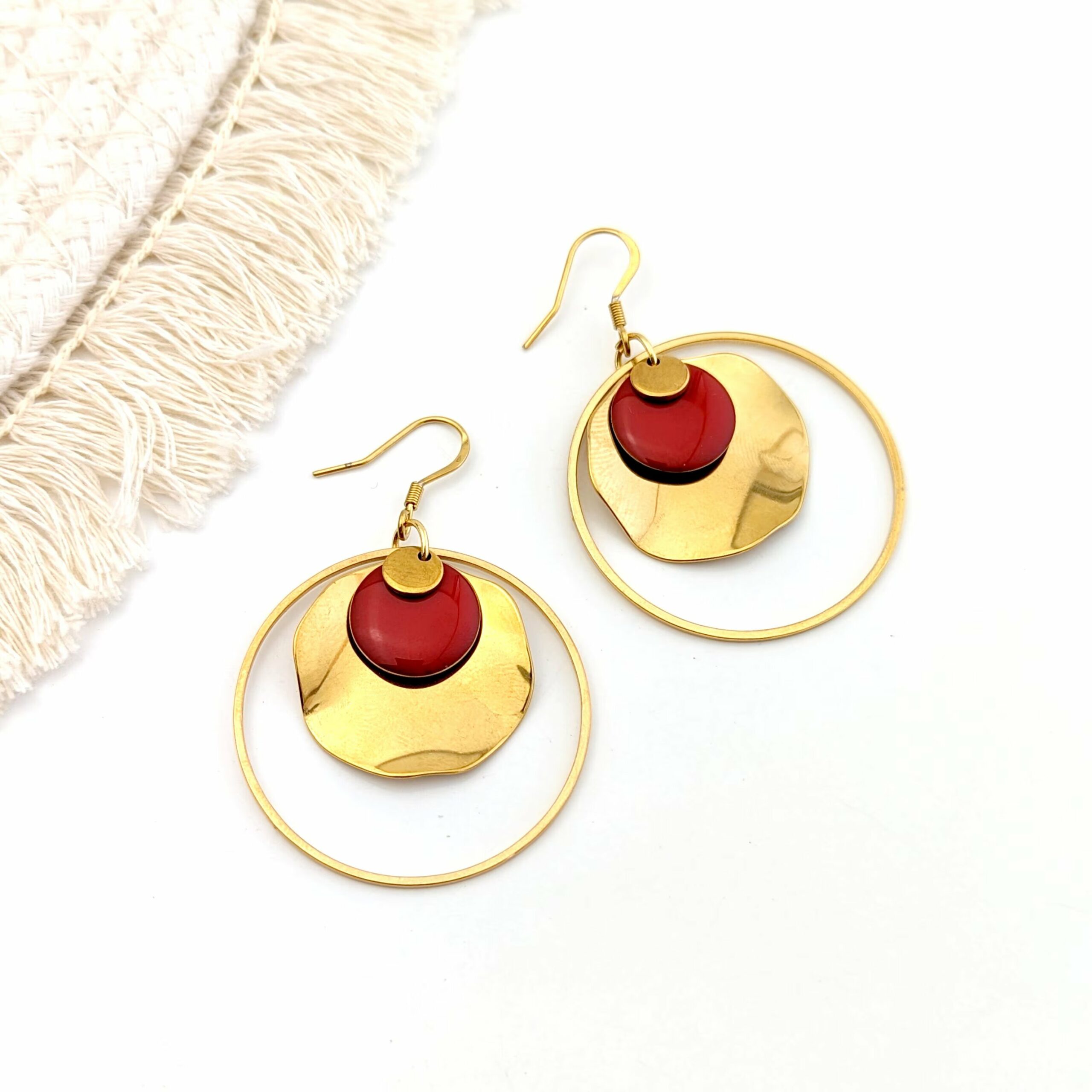 boucles d oreilles longues or pendantes anneau pastille ondulee sequin rouge leonie et france eshop de createurs francais