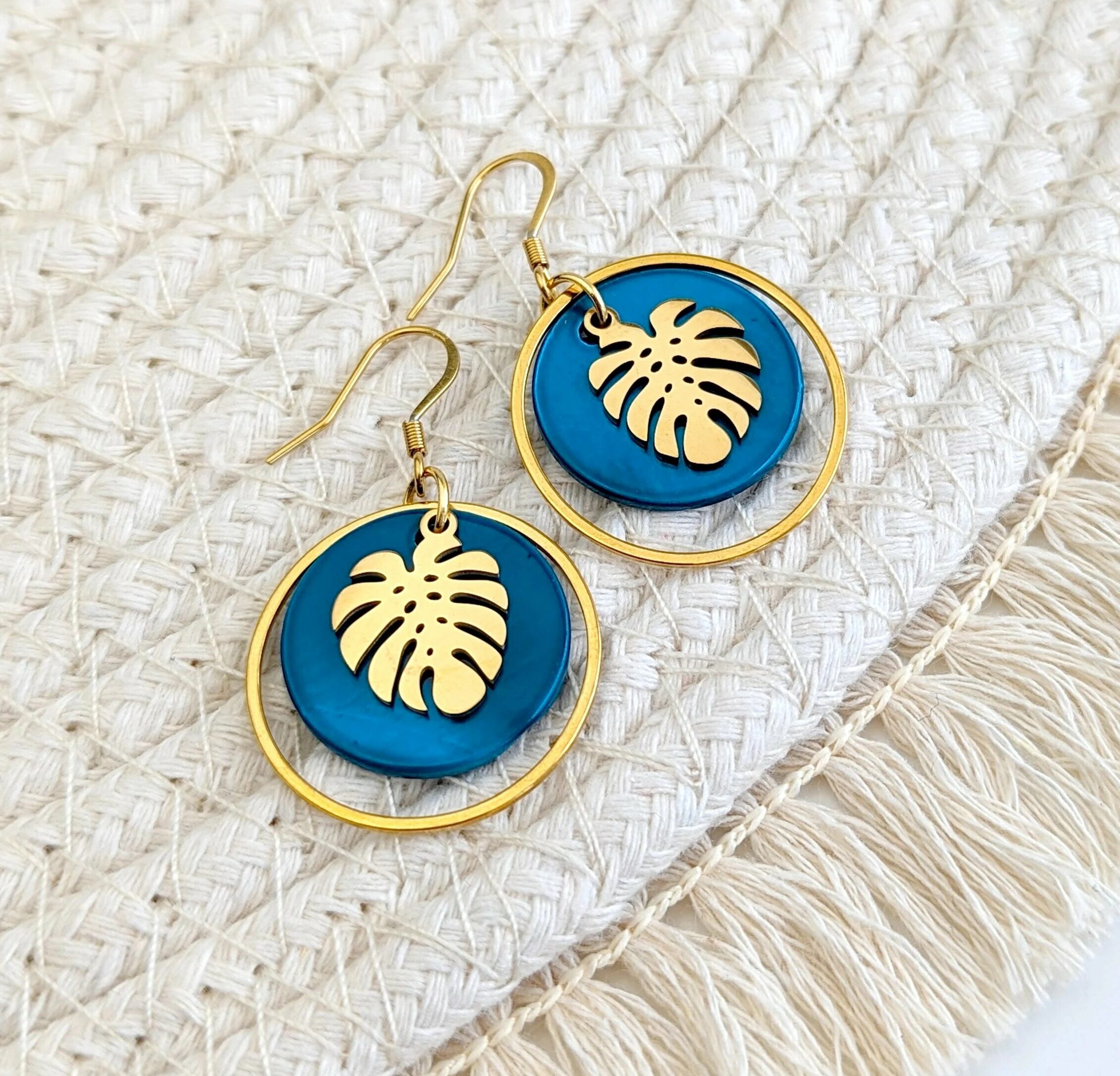 boucles d oreilles longues pastille bleue feuille monstera idee cadeau femme leonie et france eshop de createurs francais mode francaise