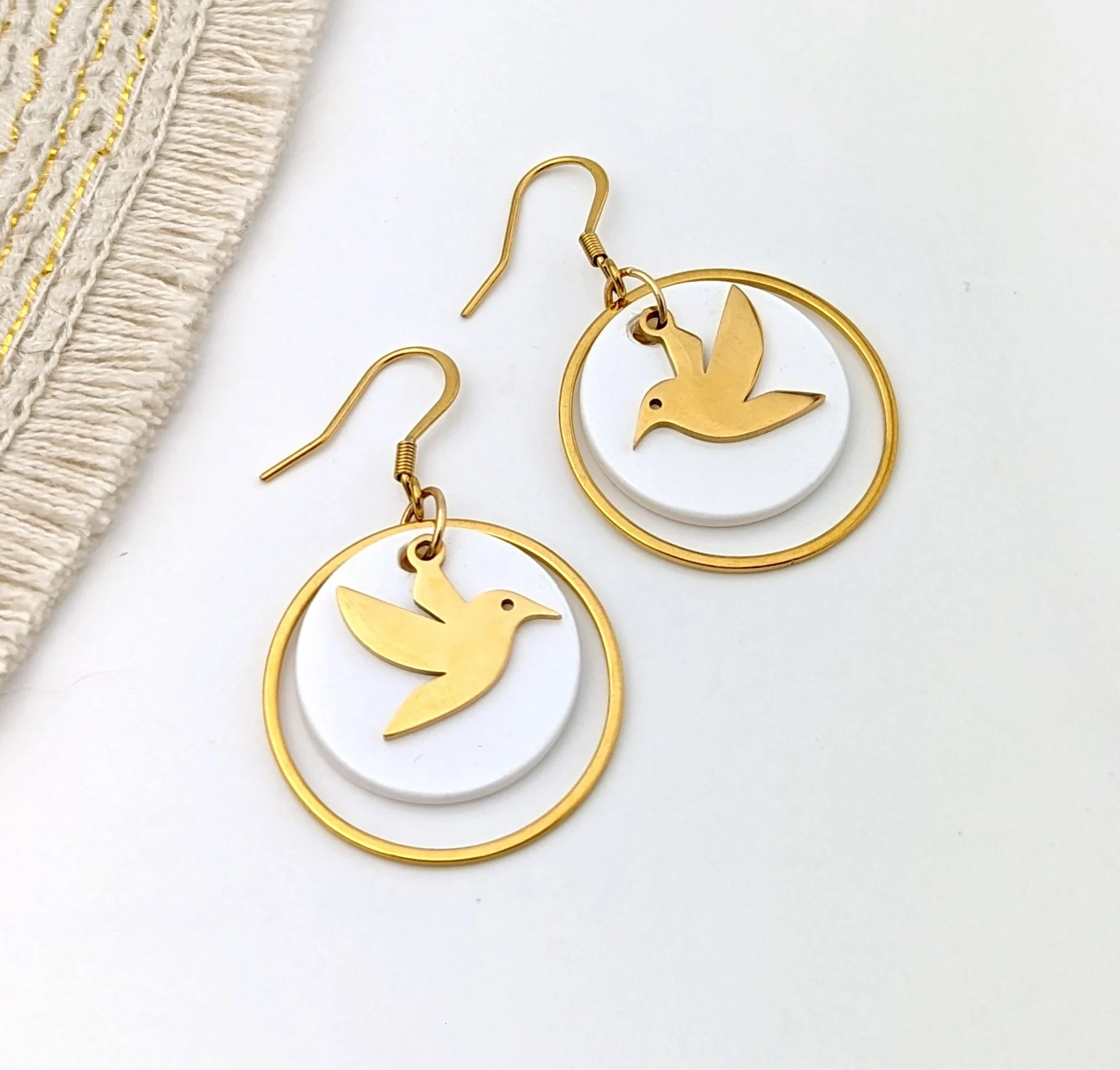 boucles d oreilles pendantes femme or oiseau colibri blanc leonie et france eshop de bijoux de createurs francais