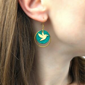 boucles d oreilles pendantes pastille nacre vert motif oiseau colibri idee cadeau femme leonie et france eshop de bijou de createur francais