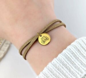 bracelet personnalisable cordon suedine dore medaille signe astrologique leonie et france eshop de createurs francais bijou original