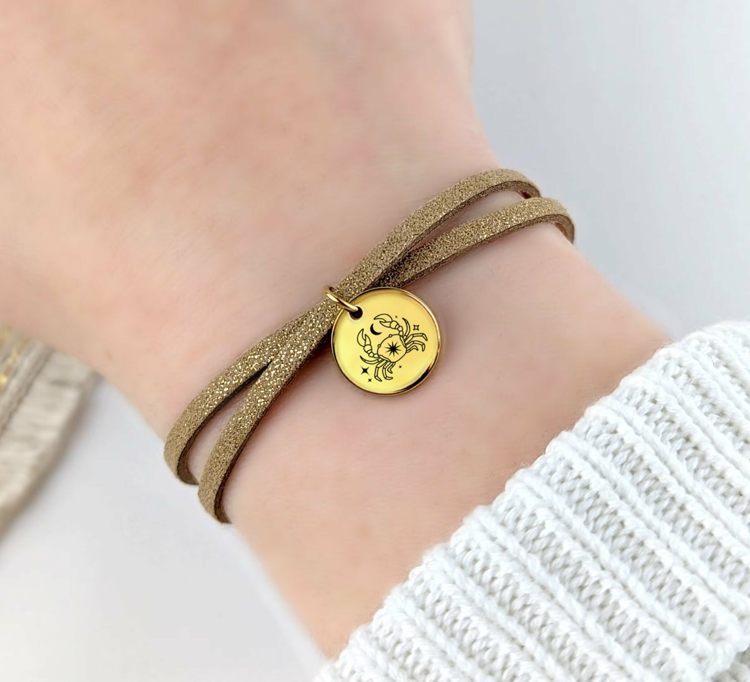 bracelet personnalisable cordon suedine dore medaille signe astrologique leonie et france eshop de createurs francais bijou original