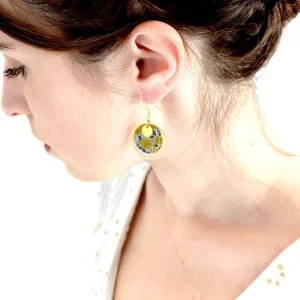 boucles d oreilles or pendantes fleurs jaunes idee cadeau original leonie et france eshop de createurs francais