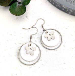 boucles d oreilles femme cercle argent nacre blanche fleur pop idee cadeau original pour femmes leonie et france eshop de bijoux de createurs francais