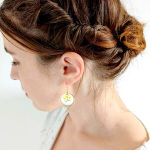 boucles d oreilles femme cercle or nacre blanche fleur pop idee cadeau original pour femmes leonie et france eshop de bijou de createur francais