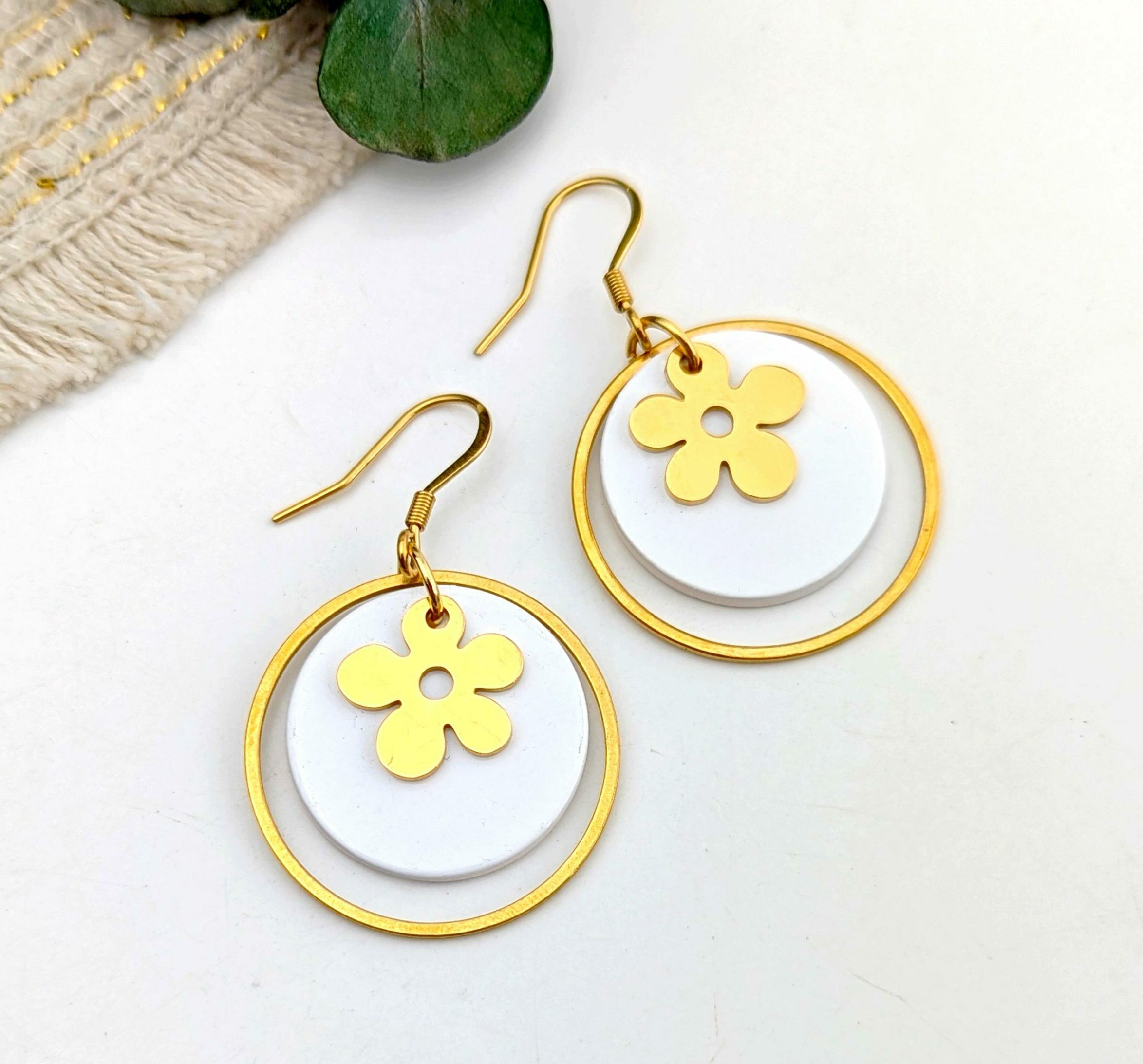 boucles d oreilles femme cercle or nacre blanche fleur pop idee cadeau original pour femmes leonie et france eshop de bijoux de createurs francais mode